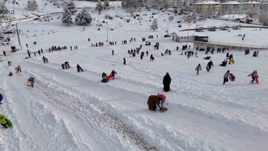 DÜZCE – Düzce’nin Bahçeşehir Bölgesi’ndeki Anıtpark, kış tatilinde ailelerin vazgeçilmezi oldu.