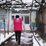 Düzce Belediyesi, sıcak yemek hizmetini kar-kış demeden ihtiyaç sahiplerine iletmeye devam ediyor.