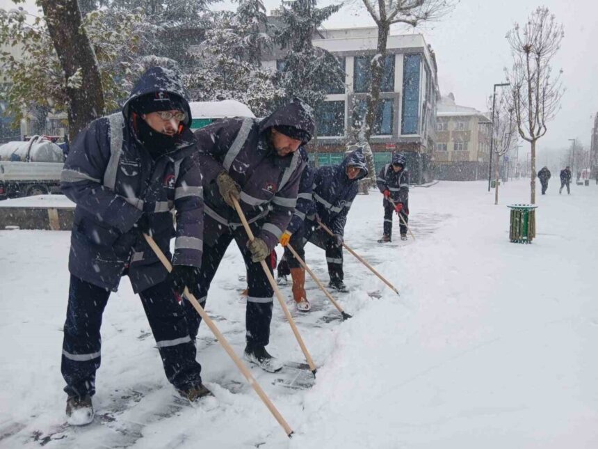 DÜZCE – Düzce’de yoğun kar yağışı nedeniyle belediye ekipleri, çalışmalarını kesintisiz sürdürüyor.