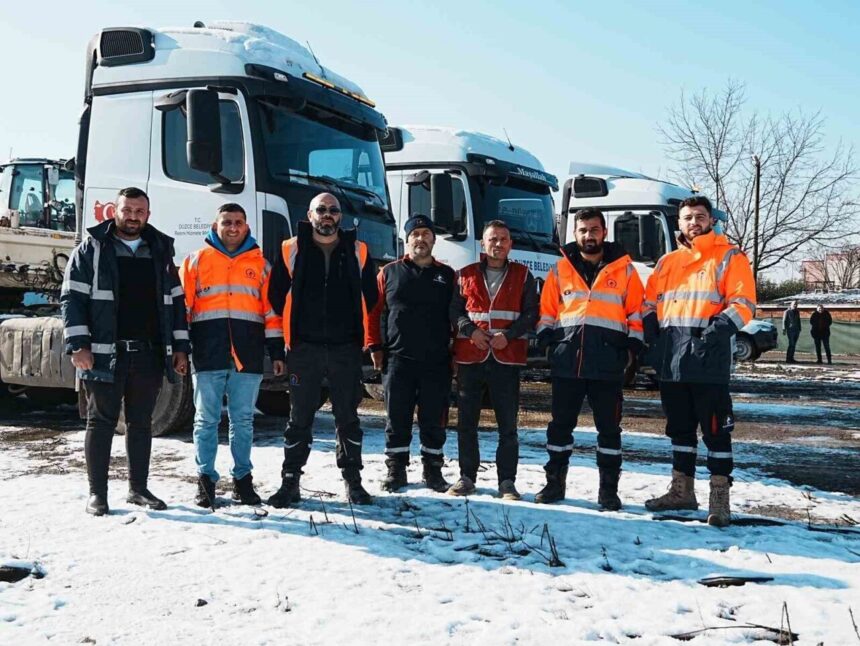 Düzce Belediyesi, sezonun ilk yoğun kar yağışında etkili bir mücadele sergileyerek başarılı oldu.