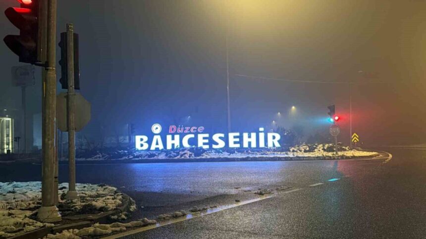 Düzce’de Akşam Saatlerinde Yoğun Sis Görüş Mesafesini 10 Metreye Düşürdü Düzce’de Akşam Saatlerinde Yoğun Sis Görüş Mesafesini 10 Metreye Düşürdü