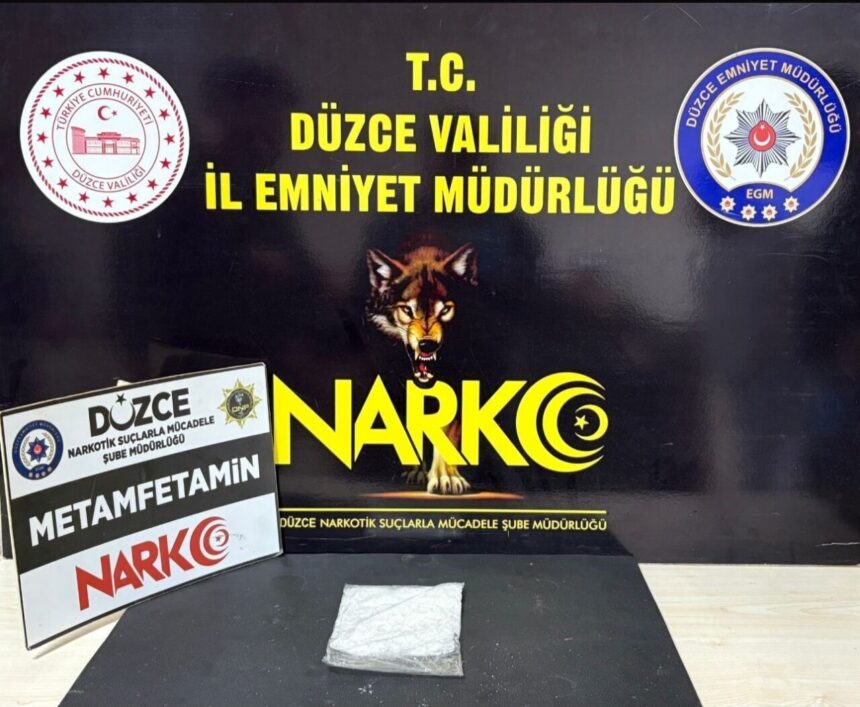 Düzce’de Narkotik ekiplerinin operasyonunda 100 gram uyuşturucu madde ele geçirildi, 3 kişi tutuklandı.