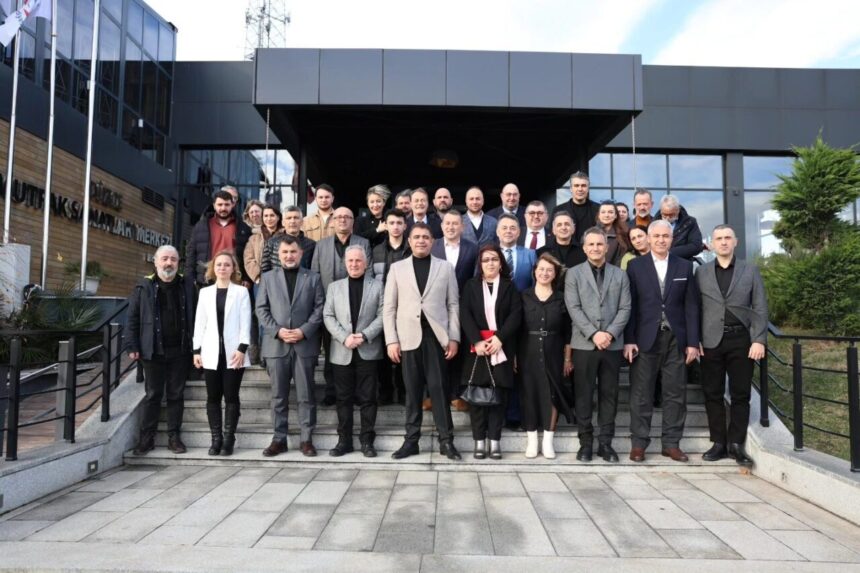 Düzce’de Çalışan Gazeteciler Günü, anlamlı bir etkinlikle kutlandı. Düzce’de Çalışan Gazeteciler Günü, anlamlı bir etkinlikle kutlandı.