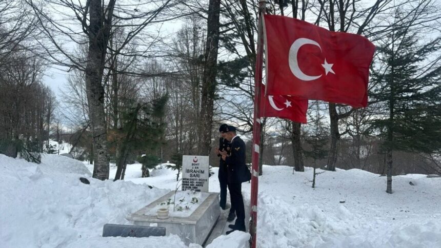 Düzce Jandarma Komutanlığı, şehit erlerin kabirlerini ziyaret etti.