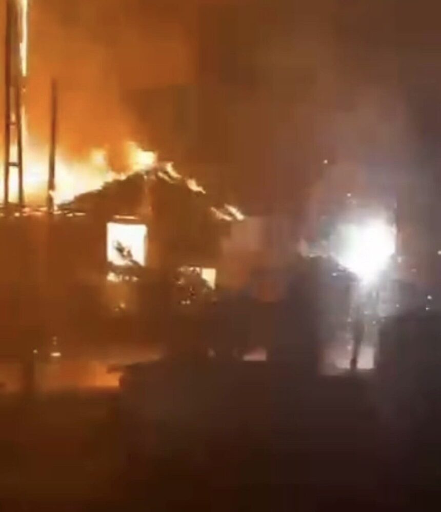 Düzce’de elektrik direğindeki patlama, mobilya atölyesinde yangına yol açtı. Düzce’de elektrik direğindeki patlama, mobilya atölyesinde yangına yol açtı.