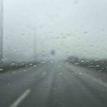 Düzce’de yoğun yağış ve sis ulaşımı olumsuz etkiliyor, görüş mesafesi 15 metreye kadar düştü.