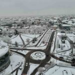 DÜZCE (İHA) – Düzce’de devam eden kar yağışı, kenti beyaz örtüyle kaplayarak görsel bir şölen sundu.