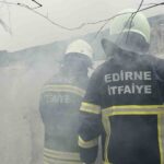 Edirne’de bir evin bahçesindeki depoda çıkan yangın, itfaiye tarafından büyümeden kontrol altına alındı.