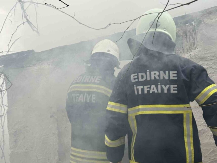 Edirne’de bir evin bahçesindeki depoda çıkan yangın, itfaiye tarafından büyümeden kontrol altına alındı. Edirne’de bir evin bahçesindeki depoda çıkan yangın, itfaiye tarafından büyümeden kontrol altına alındı.
