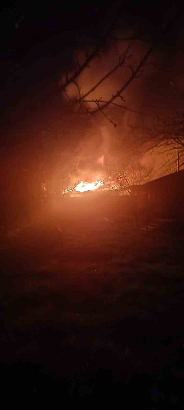 Havsa’daki Naipyusuf köyünde akşam saatlerinde çıkan yangın paniğe yol açtı; bir ev tamamen yandı, 1 kişi yaralandı.