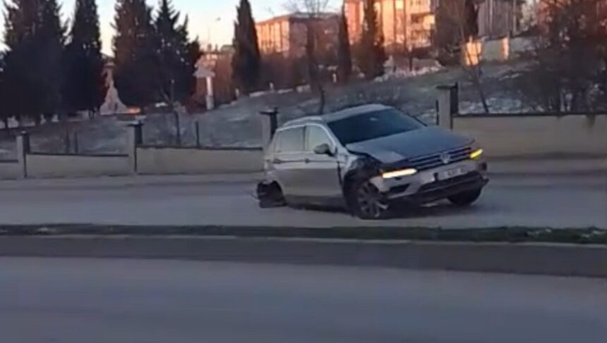 Edirne’de gizli buzlanma sebebiyle 4 aracın karıştığı trafik kazası gerçekleşti. Edirne’de gizli buzlanma sebebiyle 4 aracın karıştığı trafik kazası gerçekleşti.