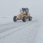 Edirne’de kar yağışı yüksek kesimlerde devam ederken ekipler ulaşım için çalışmalara hız verdi.