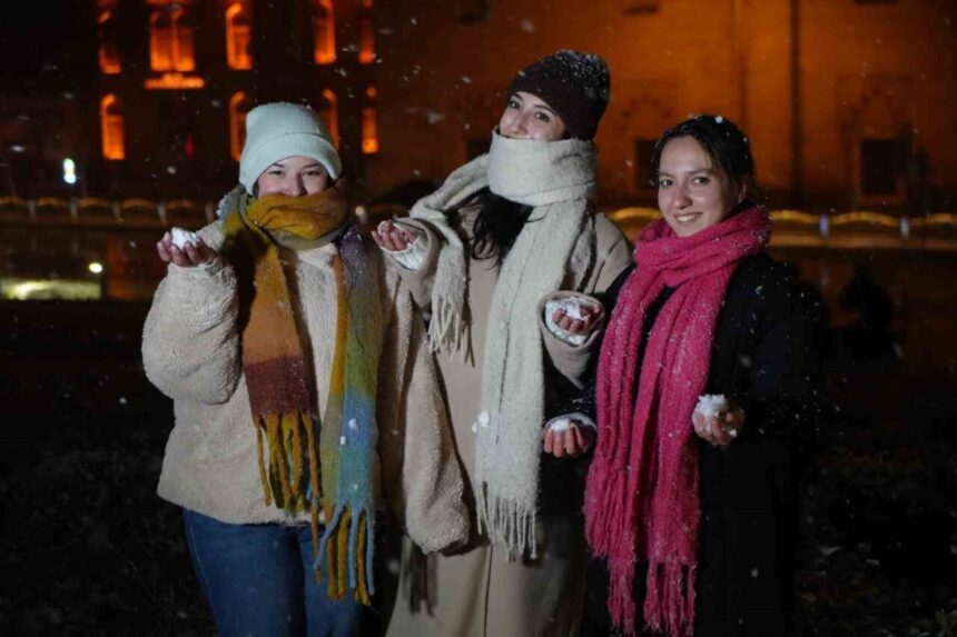 Edirne’de Beklenen Kar Yağışı Şehri Beyaza Bürüdü Edirne’de Beklenen Kar Yağışı Şehri Beyaza Bürüdü