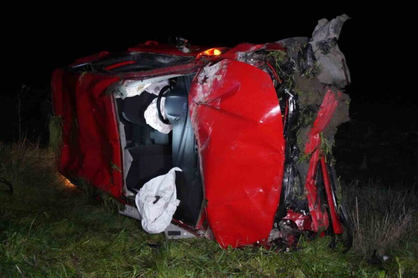 Edirne-Havsa yolunda kontrolden çıkan araçta 1’i ağır, 2 kişi yaralandı. Edirne-Havsa yolunda kontrolden çıkan araçta 1’i ağır, 2 kişi yaralandı.