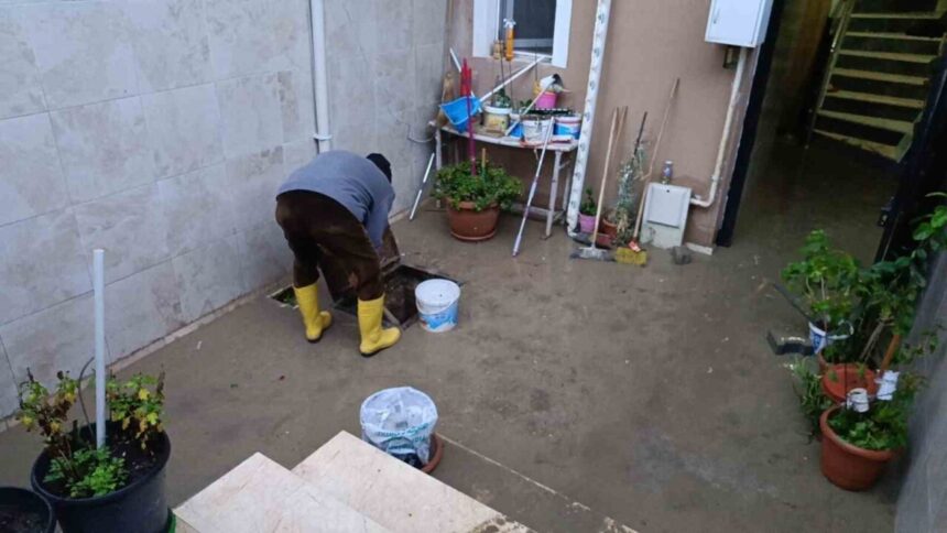 Edirne’de sağanak yağış hayatı olumsuz etkiliyor, bazı ev ve iş yerleri su altında kaldı. Edirne’de sağanak yağış hayatı olumsuz etkiliyor, bazı ev ve iş yerleri su altında kaldı.