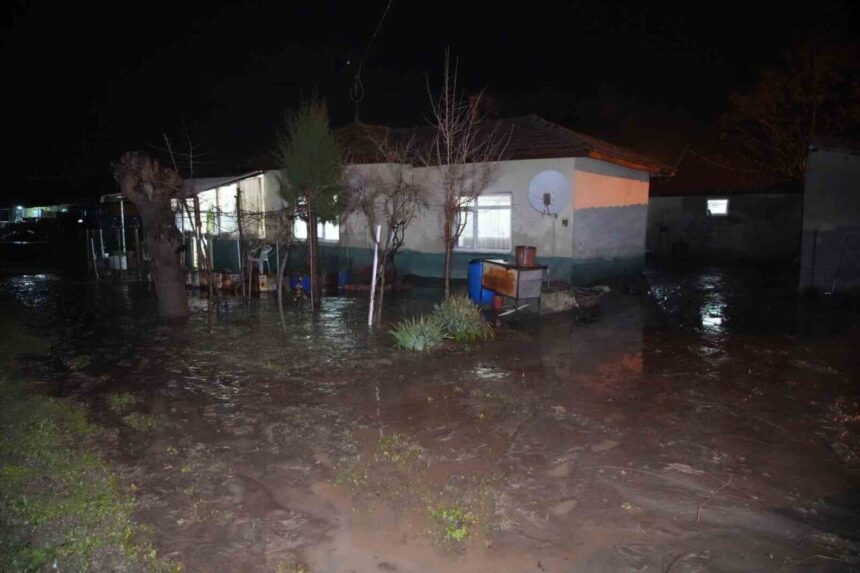 Havsa’da Şiddetli Sağanak Sonucu Evler ve Ahırlar Su Altında Kaldı Havsa’da Şiddetli Sağanak Sonucu Evler ve Ahırlar Su Altında Kaldı