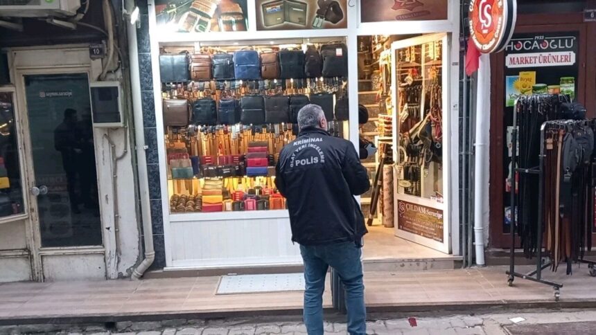 Edirne’de gece vakti üç iş yerinde hırsızlık gerçekleştiren şüpheli aranıyor. Edirne’de gece vakti üç iş yerinde hırsızlık gerçekleştiren şüpheli aranıyor.