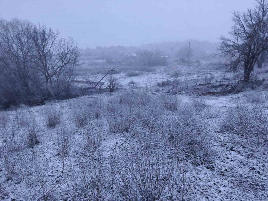 Edirne’nin Hamzabeyli köyünde gün içinde yağan yağmur akşam saatlerinde kara dönüştü. Edirne’nin Hamzabeyli köyünde gün içinde yağan yağmur akşam saatlerinde kara dönüştü.