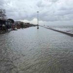 Edremit’te Şiddetli Lodos Fırtınası Denizleri Taşırdı, Turistik İşletmeler Sular Altında Kaldı