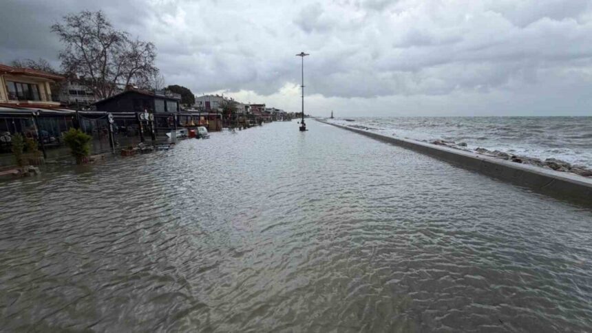 Edremit’te Şiddetli Lodos Fırtınası Denizleri Taşırdı, Turistik İşletmeler Sular Altında Kaldı Edremit’te Şiddetli Lodos Fırtınası Denizleri Taşırdı, Turistik İşletmeler Sular Altında Kaldı
