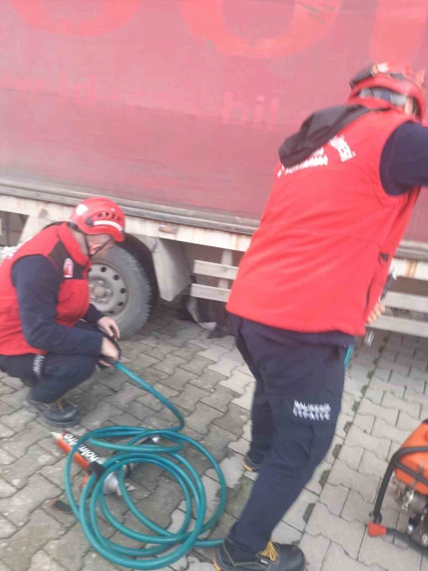 Edremit’te geri manevra yapan kamyonun altında kalan vatandaş, itfaiye müdahalesiyle kurtarıldı. Edremit’te geri manevra yapan kamyonun altında kalan vatandaş, itfaiye müdahalesiyle kurtarıldı.