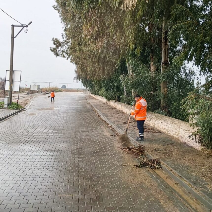 Aydın’da yağışlar sonrası vatandaşların mağdur olmemesi için Efeler Belediyesi gerekli önlemleri alıyor. Aydın’da yağışlar sonrası vatandaşların mağdur olmemesi için Efeler Belediyesi gerekli önlemleri alıyor.