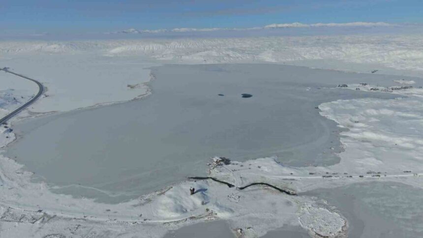 Tödürge Gölü tamamen dondu, kartpostallık manzaralar oluştu.