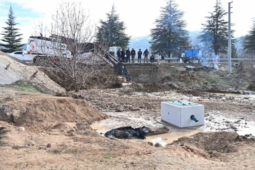 Isparta’da Eğirdir su hattındaki boru patlağı onarıldı, su akışı yeniden sağlandı.