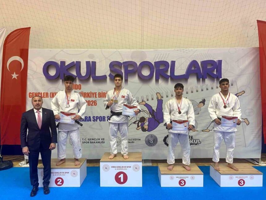 Ordu’da yapılan Okul Sporları Gençler Judo Türkiye Şampiyonası’nda Yunusemre Belediyesporlu Emin Levent Yelkenci gümüş madalya kazandı. Ordu’da yapılan Okul Sporları Gençler Judo Türkiye Şampiyonası’nda Yunusemre Belediyesporlu Emin Levent Yelkenci gümüş madalya kazandı.