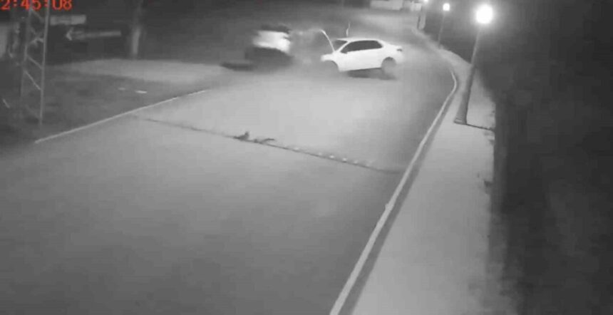 Arnavutköy’de ehliyetsiz sürücünün polisten kaçarken sebep olduğu kaza kameralara yansıdı. Arnavutköy’de ehliyetsiz sürücünün polisten kaçarken sebep olduğu kaza kameralara yansıdı.