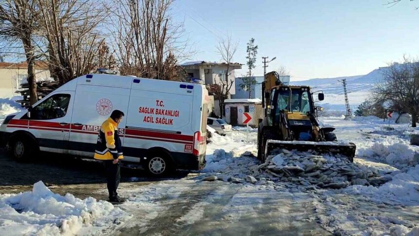 Diyarbakır Belediyesi ekipleri, yoğun buzlanma nedeniyle yolda mahsur kalan ambulansa müdahale ederek kadını hastaneye taşıdı.