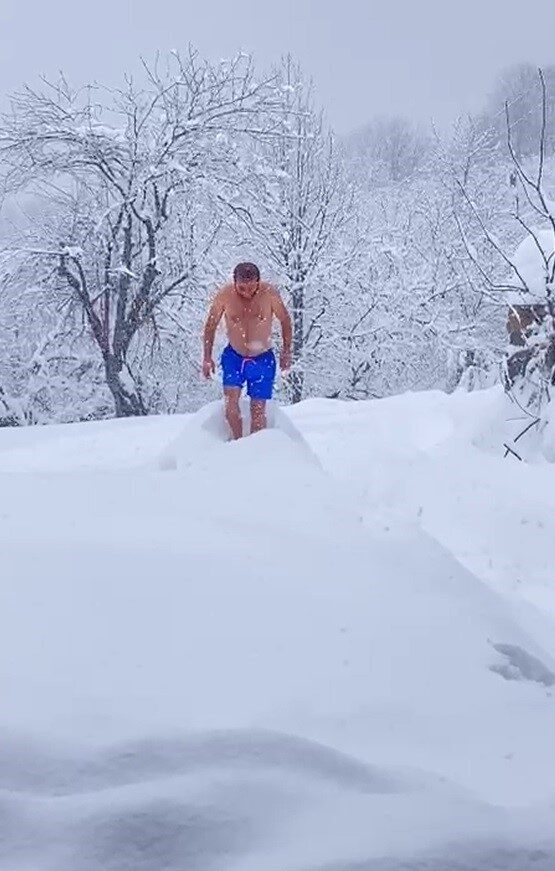 Sakarya’da bir kişi, eksi 10 derece soğukta şortla kar içinde yüzmeye çalıştı.