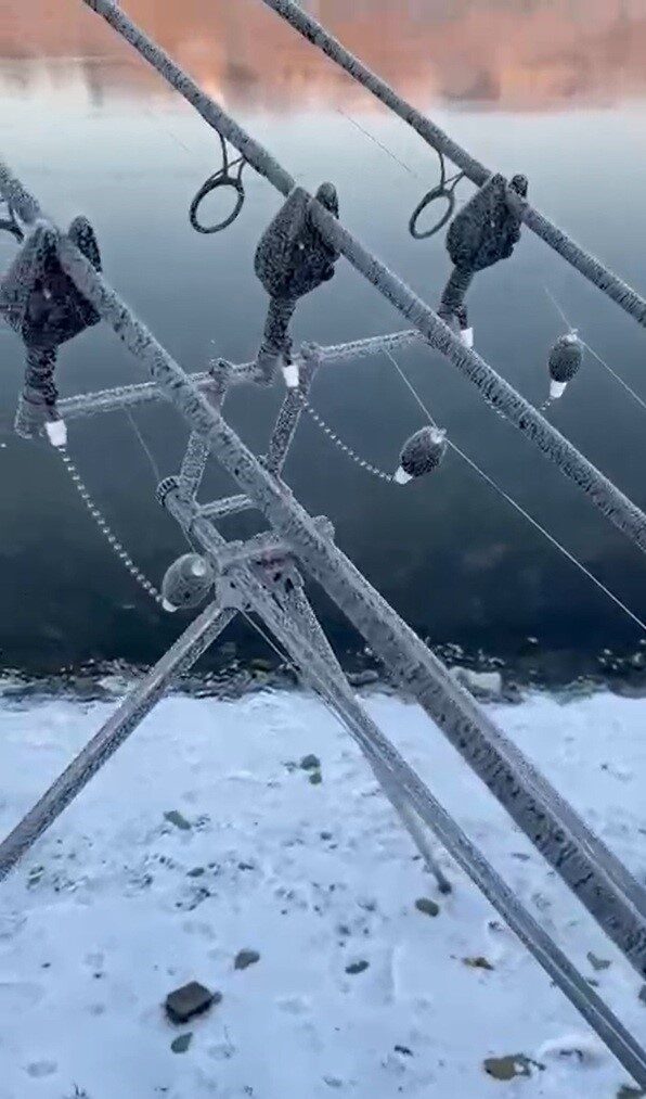 Eksi 22 derecede balık tutmaya çalışan kampçıların oltası dondu.