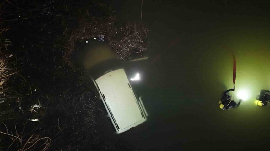 Eskişehir’de el frenini çekmeyi unutan aracın Porsuk Çayı’na düşmesi sonucu hiçbir yaralanma yaşanmadı. Eskişehir’de el frenini çekmeyi unutan aracın Porsuk Çayı’na düşmesi sonucu hiçbir yaralanma yaşanmadı.