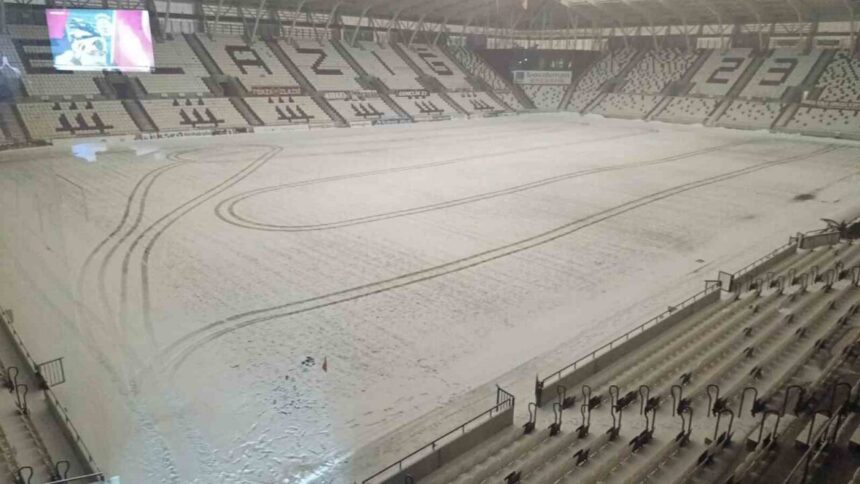 Elazığ Atatürk Stadyumu, yoğun kar yağışıyla yeniden beyaz örtü ile kaplandı. Elazığ Atatürk Stadyumu, yoğun kar yağışıyla yeniden beyaz örtü ile kaplandı.