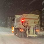 Elazığ’da kar yağışı devam ederken, belediye 76 araç ve 283 personelle yol açma çalışması yapıyor.