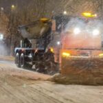 Elazığ’da devam eden kar yağışı nedeniyle belediye ekipleri, 61 araç ve 215 personelle yol açma çalışmaları yapıyor.