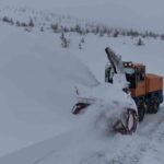 Elazığ’da kar yağışı sonrası 113 köy yolunda ulaşım çalışmaları devam ediyor.