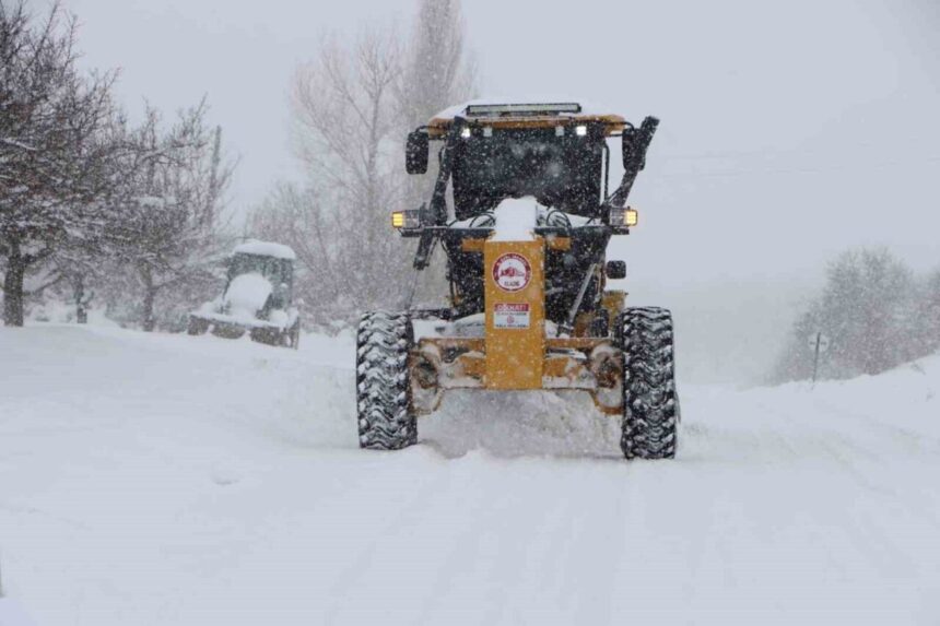 Elazığ’da kar yağışı nedeniyle kapanan köy yollarından 149’u yeniden ulaşıma açıldı, 384’ü için çalışmalar devam ediyor. Elazığ’da kar yağışı nedeniyle kapanan köy yollarından 149’u yeniden ulaşıma açıldı, 384’ü için çalışmalar devam ediyor.
