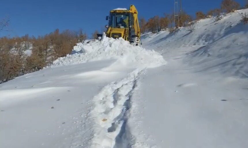 Elazığ’da karla mücadele çalışmaları 79 köy yolunda devam ediyor.