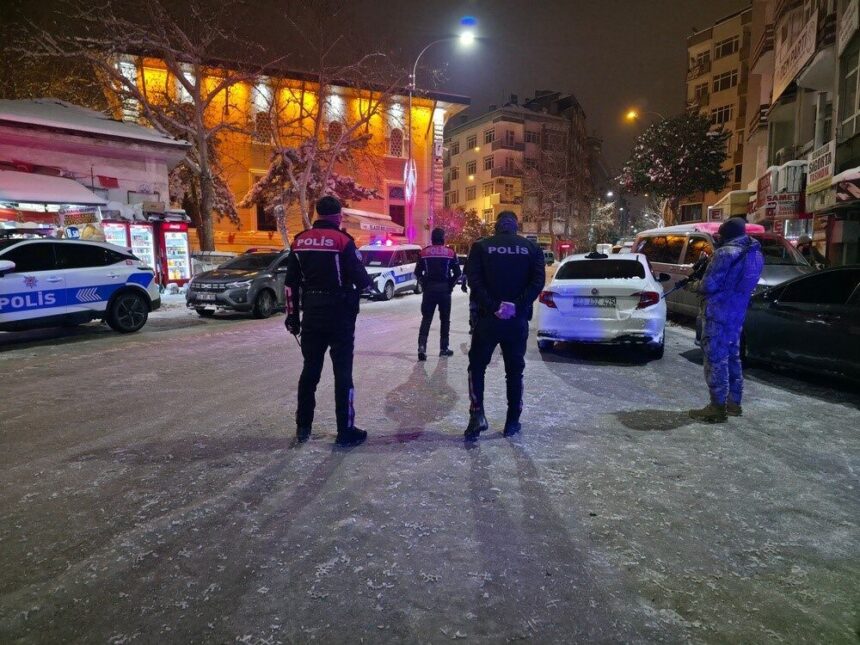 Elazığ’da polis ekiplerince gerçekleştirilen geniş kapsamlı asayiş denetimi eğlence mekanlarını kapsadı. Elazığ’da polis ekiplerince gerçekleştirilen geniş kapsamlı asayiş denetimi eğlence mekanlarını kapsadı.