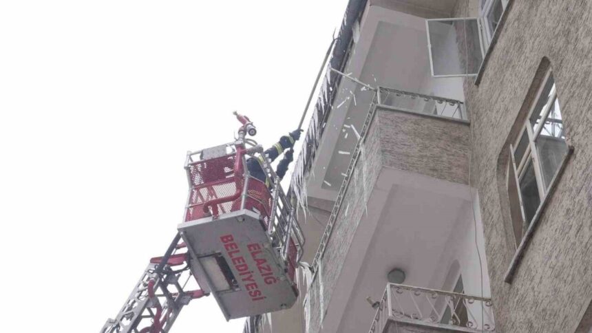 Elazığ İtfaiye Ekipleri, Buz Sarkıtlarına Karşı Tedbir Alıyor Elazığ İtfaiye Ekipleri, Buz Sarkıtlarına Karşı Tedbir Alıyor