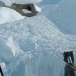 Elazığ’da çığ nedeniyle kapanan Tirnik Geçidi, temizleme çalışmalarıyla trafiğe tekrar açıldı.