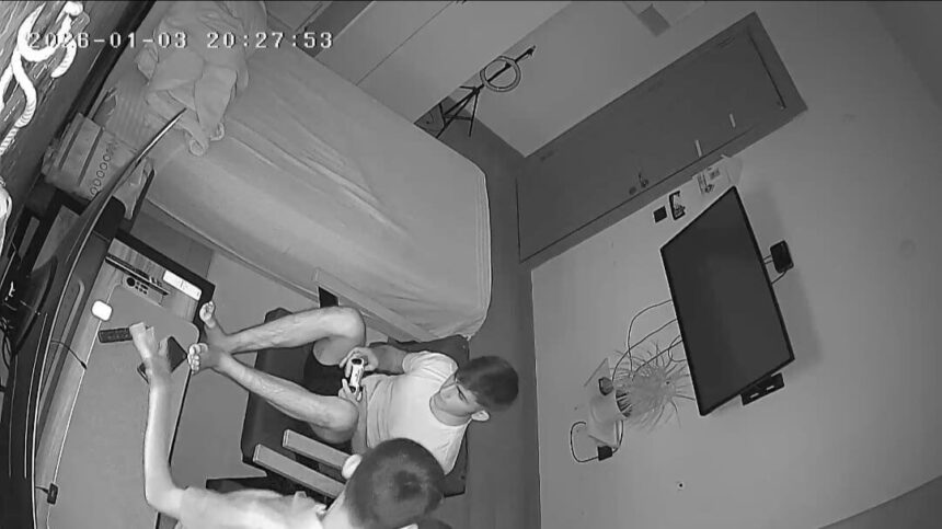 Baskil’deki 4.7 büyüklüğündeki depremin anı güvenlik kamerasına yansıdı.