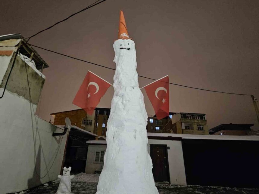 Elazığ’da İki Arkadaşın Yaptığı 4,5 Metrelik Dev Kardan Adam İlgi Çekti. Elazığ’da İki Arkadaşın Yaptığı 4,5 Metrelik Dev Kardan Adam İlgi Çekti.