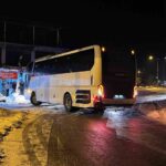 Elazığ’da buzlu yolda kayan otobüs, devrilmekten son anda kurtuldu. Anlar kameraya yansıdı.