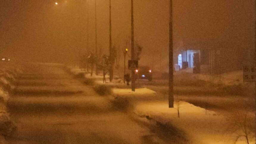 Elazığ’da gece saatlerinde etkili olan yoğun sis, görüş mesafesini 5 metreye kadar düşürdü. Elazığ’da gece saatlerinde etkili olan yoğun sis, görüş mesafesini 5 metreye kadar düşürdü.
