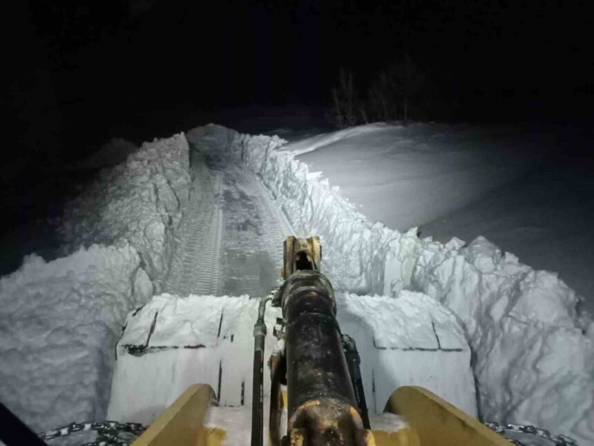 Elazığ’da kar yağışıyla kapanan köy yolları İl Özel İdaresi ekiplerince açıldı.