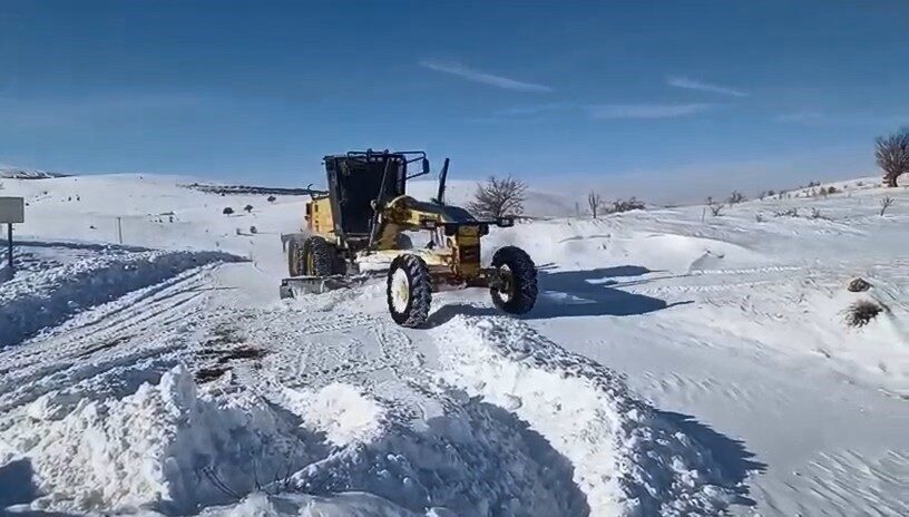 Elazığ’da kış şartlarıyla mücadele için 27 köy yolunda çalışmalar devam ediyor. Elazığ’da kış şartlarıyla mücadele için 27 köy yolunda çalışmalar devam ediyor.