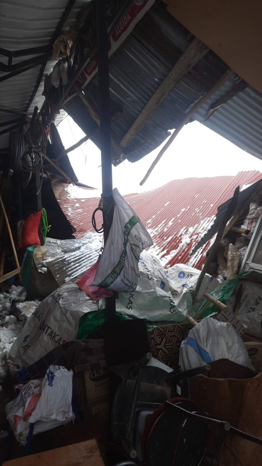 Elazığ’da kar ve fırtına nedeniyle bir köydeki marketin çatısı çöktü. Elazığ’da kar ve fırtına nedeniyle bir köydeki marketin çatısı çöktü.